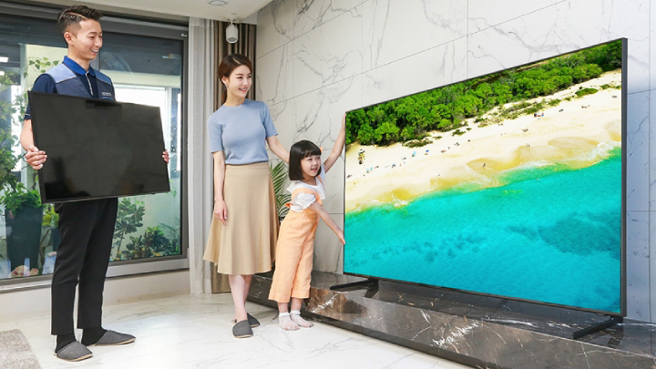 삼성전자 TV 설치기사가 ‘대국민 TV 보상 페스티벌’을 통해 TV를 구매한 소비자 가정에서 구형 TV를 회수하고 2019년형 QLED TV를 설치한 후 사용법을 설명하고 있다.