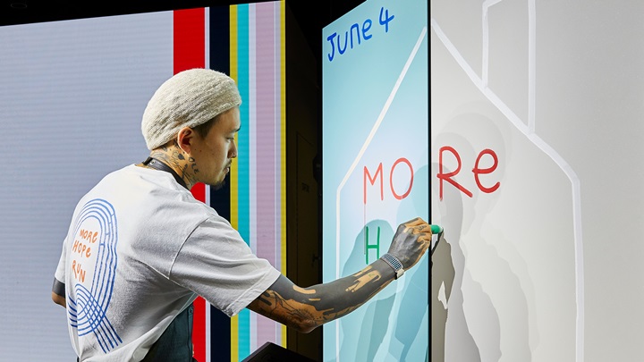 ▲ 그래픽 아티스트 노보(NOVO)가 오프닝 퍼포먼스를 펼치고 있다