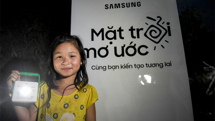 태양광 랜턴을 받아 든 치엥노이 마을의 아이