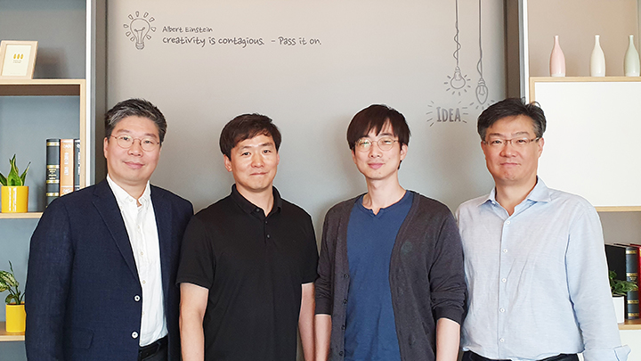 세계 최고 수준의 ‘온 디바이스 AI 경량화 알고리즘' 개발에 참여한 (왼쪽부터) 삼성전자 종합기술원의 한재준 마스터, 손창용 전문연구원, 정상일 전문연구원, 최창규 상무