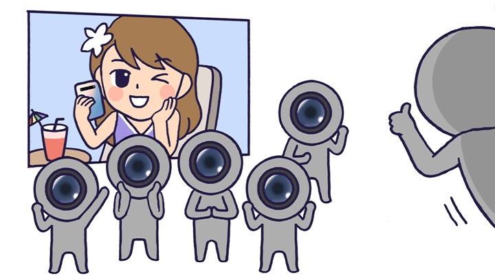 셀카 찍고 있는 여자와 갤럭시 S10 5g의 6개 카메라