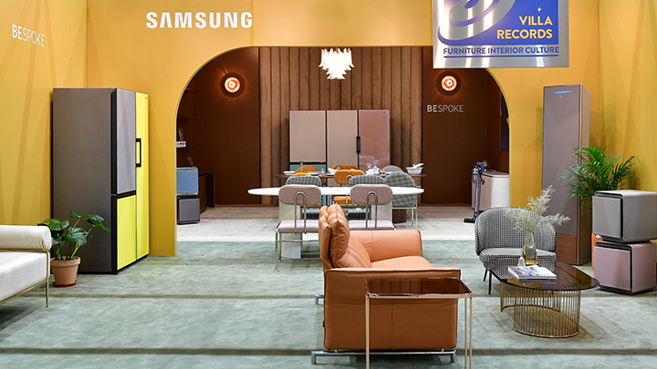 ‘2019 수원 홈∙테이블데코페어’에서 삼성전자와 빌라레코드가 컬래버레이션해 완성한 공간. 가구 같은 비스포크 냉장고와 1960~1970년대 디자인을 재해석한 감각적인 가구가 조화롭다.