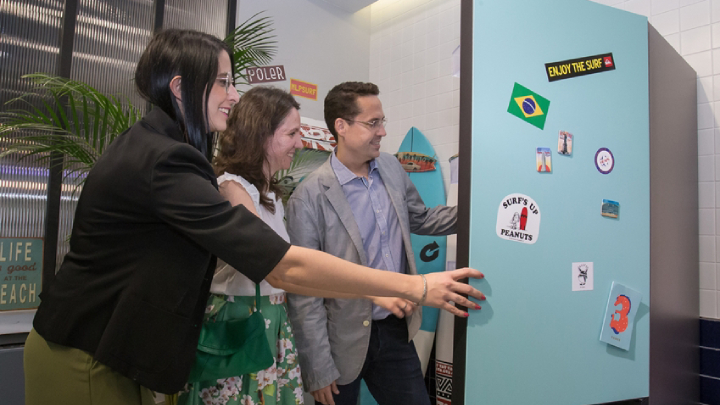 지난 3일 브라질 최대 일간지인 ‘오 글로부(O Globo)’를 포함한 중남미 주요 매체 기자들이 삼성디지털프라자 강남본점에 마련된 ‘프로젝트 프리즘’ 쇼룸을 방문해 색상과 제품 타입을 취향에 맞게 조합할 수 있는 맞춤형 냉장고 ‘비스포크’를 직접 체험해 보고 있다.