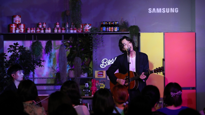 가수 케빈오가 지난 19일 삼성디지털플라자 강남본점 5층에 위치한 삼성 라이프스타일 생활가전 쇼룸 ‘#프로젝트프리즘(ProjectPRISM)’에서 ‘프리즘 콘서트’를 열고 노래하고 있다.