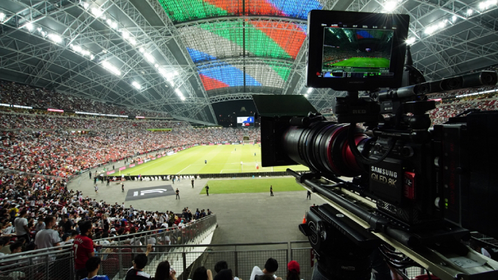 삼성전자가 인터내셔널 챔피언스컵 2019(ICC 2019)에 참가하는 세계 명문 축구 구단들의 경기를 8K 카메라로 촬영해 생동감 넘치는 스포츠 현장을 전 세계 소비자들에게 전달한다. 지난 21일 싱가포르에서 열린 인터내셔널 챔피언스컵 토트넘 홋스퍼와 유벤투스의 경기를 8K 카메라로 촬영하고 있다.