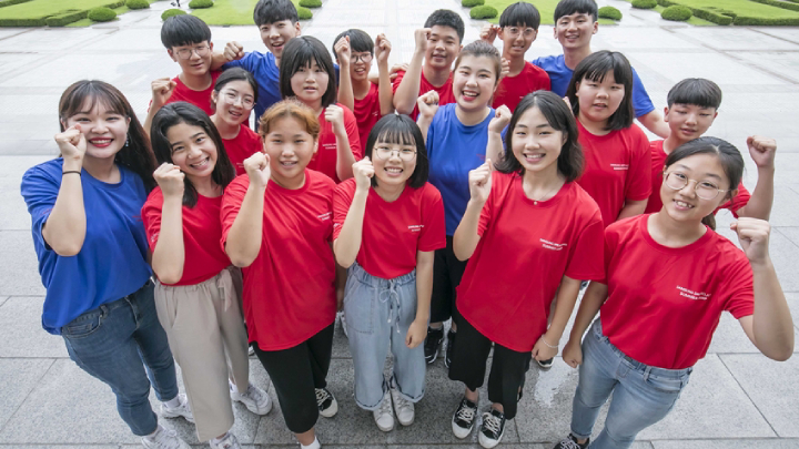 7월 26일 용인에 위치한 경희대학교 국제캠퍼스에서 ‘2019 삼성드림클래스 여름캠프’에 참여하는 중학생들과 대학생 멘토들이 화이팅을 외치고 있다.