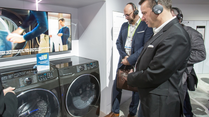 지난 1월 미국 라스베이거스에서 열린 세계최대 전자 전시회 CES2019에서 관람객들이 삼성전자 건조기와 세탁기를 살펴보고 있다.