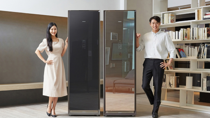 삼성전자가 바람과 필터의 강력한 의류 청정 기술에 용량과 편의성까지 업그레이드한 ‘에어드레서’ 대용량 신제품을 출시한다. 사진은 삼성전자 모델이 ‘에어드레서’ 대용량 신규 라인업을 소개하고 있다.