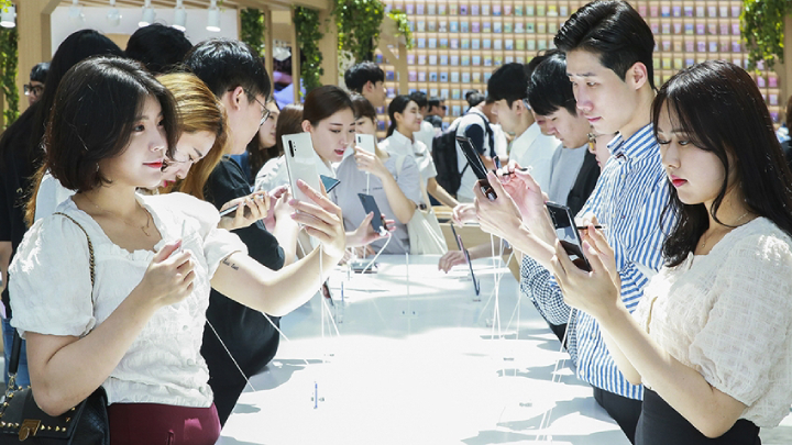 서울 영등포 타임스퀘어에 마련된 ‘갤럭시 스튜디오’가 제스처 인식으로 더욱 새로워진 ‘스마트 S펜’, 혁신적인 카메라, 베젤을 최소화한 ‘인피니티 디스플레이’ 등 더욱 강력해진 ‘갤럭시 노트10 5G’를 직접 체험해보려는 소비자들로 붐비고 있다.