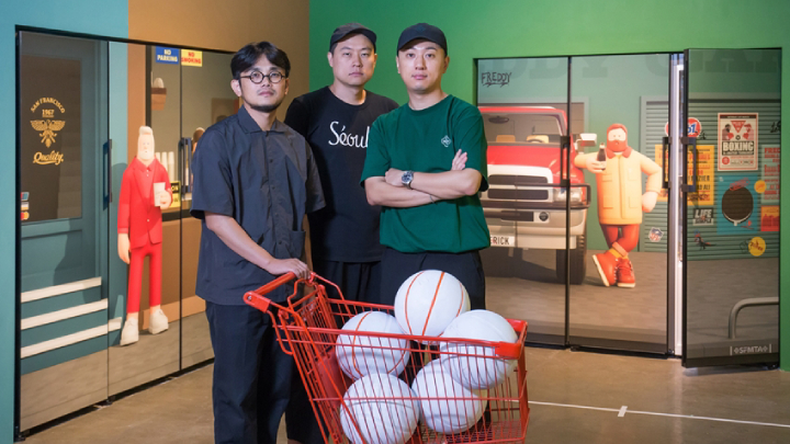 22일 서울 인사동 인사아트센터에서 열린 아트슈퍼마켓 사전행사에 참석해 삼성 비스포크 냉장고 앞에서 기념촬영을 하고 있는 디자인 스튜디오 슈퍼픽션 작가 김형일, 송온민, 이창은.