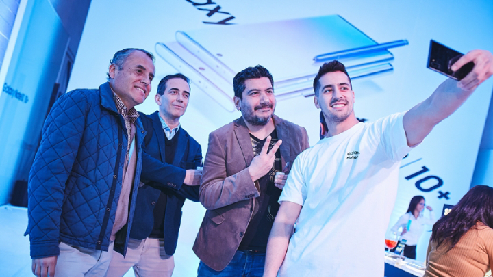 지난 20일(현지시간) 칠레 산티아고의 ‘종합 예술 공연장(NAVE, Centro de Creación y Residencia)’에서 진행된 ‘갤럭시 노트10’ 출시 행사에서 참석자들이 제품을 체험하고 있다.