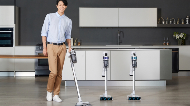 삼성전자 모델이 무선 청소기 ‘삼성 제트’의 신규 라인업을 소개하고 있다.