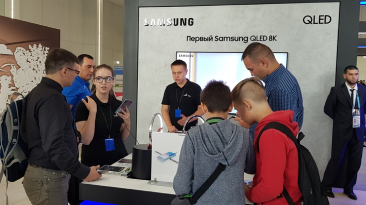 러시아 카잔에서 펼쳐지고 있는 국제기능올림픽대회에 마련된 삼성전자 체험관에서 참관객들이 갤럭시 노트10을 살펴보고 있다.