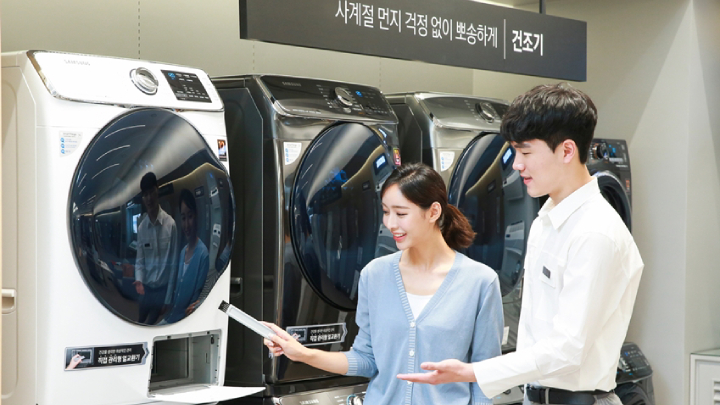 삼성전자 모델이 삼성 디지털프라자 강남본점에서 건조기를 소개하고 있다.