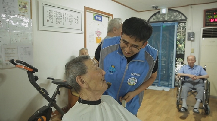 복지원에서 봉사중인 김진묵 씨