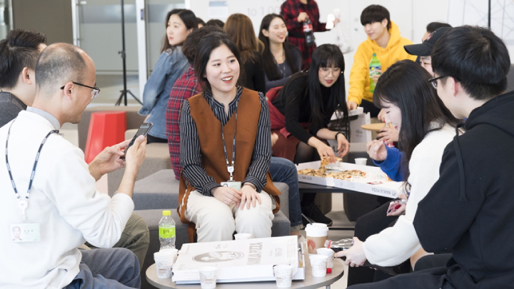 삼성전자 서울 R&D캠퍼스에 입주한 스타트업들이 ‘C랩 인사이트 살롱(Insight Salon)’ 행사를 통해 아이디어를 나누고 있다.