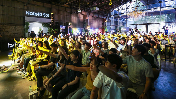 지난 17일 대구 북구 빌리웍스에서 진행된 ‘갤럭시 팬 파티’에 참석한 갤럭시 팬들이 공연을 즐기는 모습