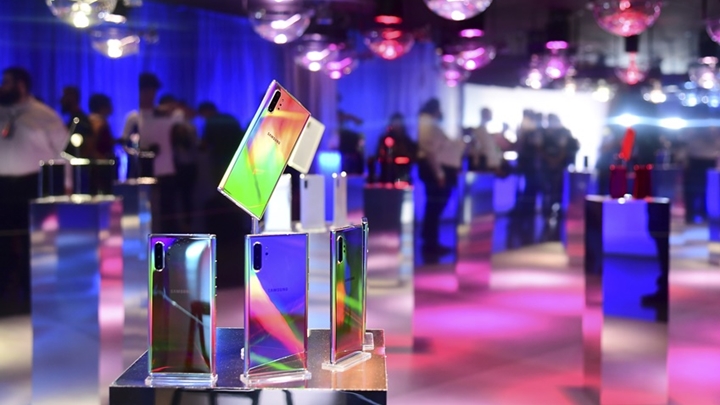 빛에서 영감을 얻은 갤럭시 노트10의 아우라 글로우(Aura Glow) 색상처럼, 영롱한 색으로 가득 찬 디자인 체험관.