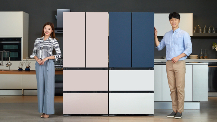 삼성전자 모델이 김치냉장고 신제품 ‘김치플러스 비스포크’ 4도어를 소개하고 있다.