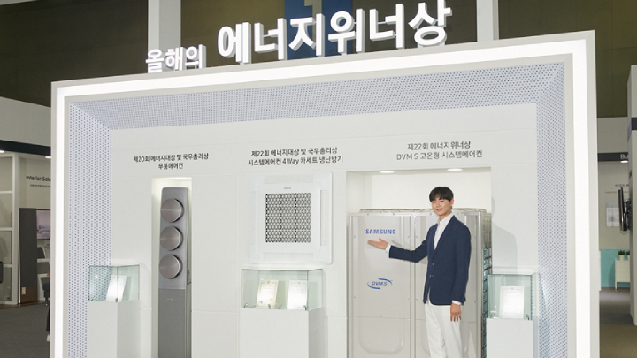 3일 일산 킨텍스에서 개막한 ‘2019 대한민국 에너지대전’ 삼성전자 부스에서 전시회 최고상인 ‘에너지 대상 및 국무총리상’을 수상한 시스템에어컨 4Way 카세트 냉난방기와 ‘에너지 위너상’을 받은 DVM-S 고온형 시스템에어컨을 배경으로 모델이 포즈를 취하고 있다.