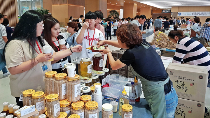 2일 삼성전자 화성사업장에서 열린 추석맞이 직거래 장터에서 임직원들이 삼성전자 자매마을에서 생산된 상품들을 둘러보고 있다.