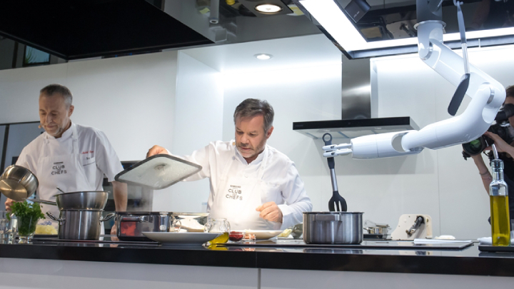 삼성전자가 독일 베를린에서 6일부터 11일까지 열리는 유럽 최대 가전 전시회 ‘IFA 2019’에 참가해 삼성 클럽 더 셰프와 삼성봇 셰프가 협업해 요리하는 시연을 선보이고 있다. ‘삼성봇 셰프’는 로봇 팔에 다양한 도구를 바꿔 장착함으로써 식재료를 자르고 섞거나 양념을 넣는 등의 요리 보조 기능을 지원하며, 레시피를 다운로드 받아 필요한 작업을 수행할 수 있다.