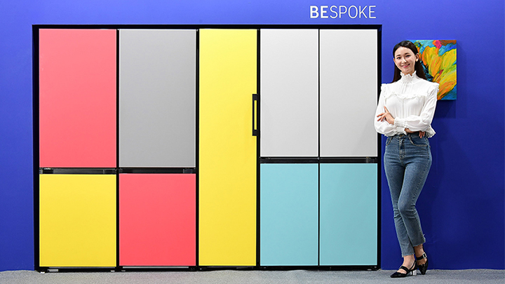 삼성전자 모델이 20일부터 29일까지 서울 성수동 에스팩토리에서 열리는 ‘2019 유니온 아트페어’ 삼성전자 부스에 전시된 다채로운 패널로 피에트 몬드리안의 작품을 연상시키는 맞춤형 냉장고 ‘비스포크(BESPOKE)’를 배경으로 포즈를 취하고 있다.