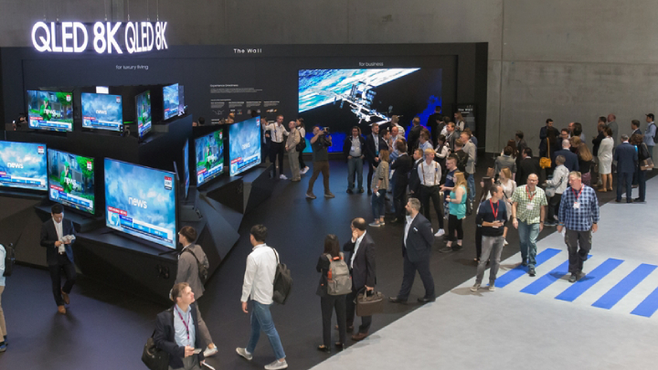 지난 9월 독일 베를린에서 열린 유럽최대 가전전시회 ‘IFA 2019’ 에서 관람객들이 삼성전자의 QLED 8K TV를 살펴보고 있다.