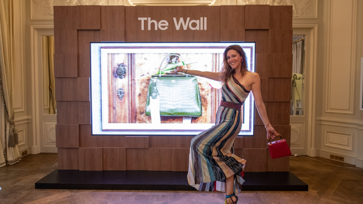 삼성전자와 명품 패션브랜드 콜롬보가 프랑스 파리에서 진행되고 있는 패션위크에서 23일(현지시간) 쇼케이스를 진행했다. 프랑스 유명 방송인인 상드라 루(Sandra Lou)가 삼성 ‘더 월 럭셔리(The Wall Luxury)’와 콜롬보 가방을 선보이고 있다.