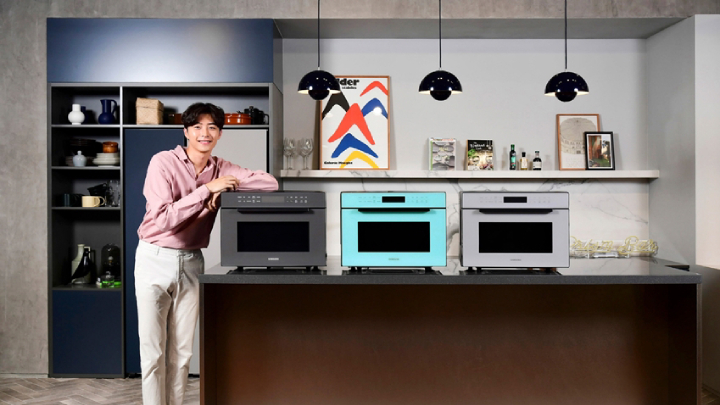 삼성전자 모델이 디지털프라자 강남본점 5층에 위치한 라이프스타일 쇼룸 #ProjectPRISM에서 ‘2019년형 직화오븐’ 신제품을 소개하고 있다.