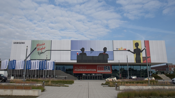 삼성전자가 오는 6~11일(현지시간) 독일 베를린 '메세 베를린(Messe Berlin)'에서 열리는 유럽 최대 가전전시회 'IFA 2019'에 앞서 삼성 단독 전시장이 마련된 '시티큐브 베를린(City Cube Berlin)' 건물 외관에 소비자 라이프스타일에 따른 홈 IoT 솔루션을 제시하는 '커넥티드 리빙(Connected Living)'을 표현한 옥외 광고를 설치했다. '시티큐브 베를린'은 총 3층에 해당되는 건물로 2014년부터 삼성전자가 건물 전체를 단독으로 사용해 각종 전시는 물론 거래선 미팅, 내부 회의 등 다양한 목적으로 사용하고 있다.