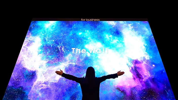 ▲ 광활한 우주 속으로 빨려 들어갈 것만 같은 느낌. 양팔을 활짝 펼쳐봐도 146형의 ‘더 월’을 품에 안아보기에는 역부족이다. 초소형 자발광 마이크로 LED 기술을 적용한 ‘더 월’은 벽과 경계 없는 슬림한 디자인과 혁신적 화질로 웅장한 시청환경을 완성한 디스플레이. 여기에 맞춤형 디자인이 가능한 모듈러 디스플레이라는 점도 관람객들의 관심을 사로잡는다.