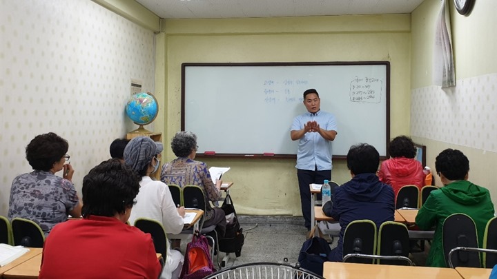 ▲ 동녘반 수업 시간, 학생들의 엄청난 집중력은 뒷모습만으로 충분히 느낄 수 있다.