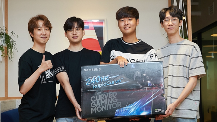 게임스컴 2019 배틀 그라운드 매치 때 사용한 CRG5 모니터와 함께 포즈를 취하고 있는 포엔트로