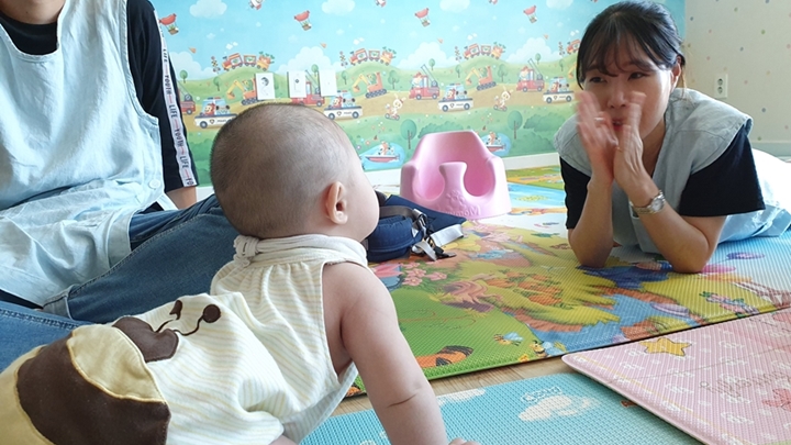 하루가 다르게 쑥쑥 크는 아기들, 이 순간을 기억하진 못하겠지만 사진으로 남긴 추억이라도 간직하기를