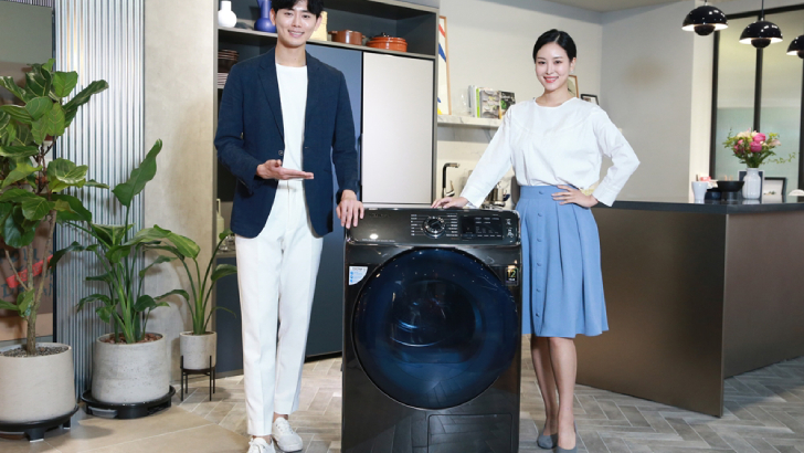 삼성전자 모델이 삼성 디지털프라자 강남본점에서 건조기를 소개하고 있다.