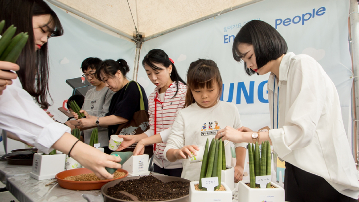 6일 부산에서 열린 ‘세상모든가족함께 바다 나들이’ 행사에 참여한 시민들이 삼성전자 청소년자립지원 사업 소개 부스에서 화분만들기 체험을 즐기고 있다.