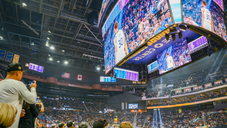 삼성전자는 미국 프로 농구팀 ‘골든 스테이트 워리워스(Golden State Warriors)’의 홈경기장인 ‘체이스 센터(Chase Center)’에 초대형 LED 스크린을 포함한 스마트 사이니지를 대거 설치했다. 체이스 센터는 10월 5일(현지시간)에 열린 시범경기에서 초대형 LED 스크린을 시범 운영하고 있다.