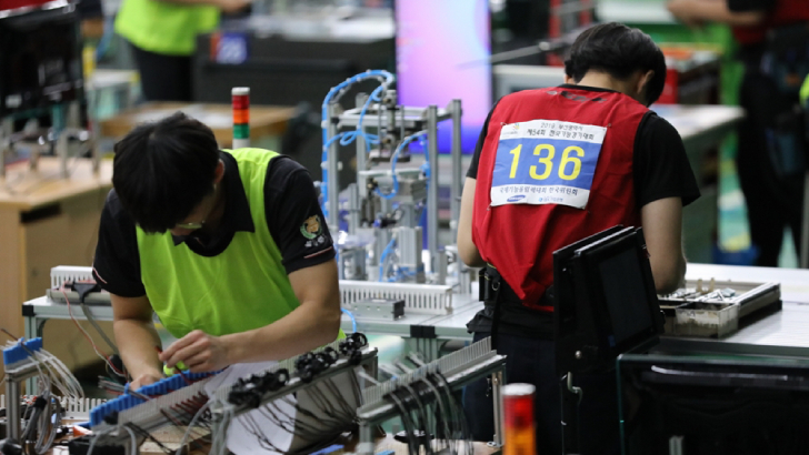 부산기계공업고등학교에서 펼쳐지고 있는 ‘제54회 전국기능경기대회’ 메카트로닉스 직종 경기에 참가한 선수들이 경기 과제를 수행하고 있다.