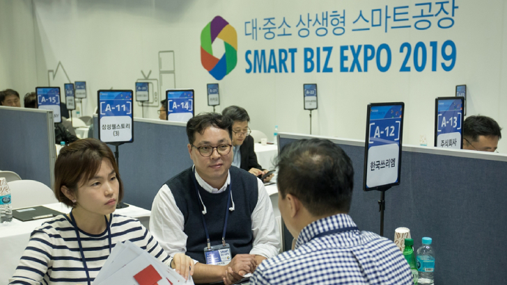 8일 서울 코엑스에서 열린 ‘2019 대·중소기업 상생협력 스마트비즈엑스포’에 참가한 중소기업들이 바이어와 상담을 하고 있다.