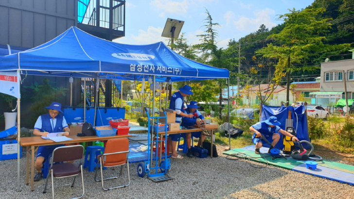 경북 영덕군 강구면을 방문한 삼성전자서비스 엔지니어들이 수해 지역 주민들을 위해 가전제품을 점검하고 있다.