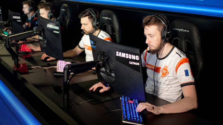 2019년 10월 6일부터 20일까지 독일 베를린에서 열리는 ‘PUBG2019 배틀그라운드 토너먼트 대회’에서 240Hz 주사율을 지원하는 삼성전자 커브드 게이밍 모니터 ‘CRG5’가 공식 모니터로 선정되었다. 선수들이 CRG5 모니터를 활용해 게임을 하고 있다.