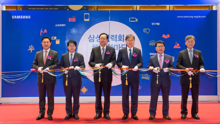 10월 15일 서울 코엑스에서 열린 ‘2019 삼성 협력회사 채용 한마당’ 개막식에서 참석자들이 테이프 커팅을 하고 있다. (왼쪽부터 최전남 중소기업중앙회 공정경제위원회 위원장, 김영재 대덕전자 대표, 권기홍 동반성장위원회 위원장, 윤부근 삼성전자 부회장, 반원익 한국중견기업연합회 부회장, 성규동 이오테크닉스 대표)