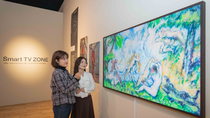 삼성전자는 10월 18일부터 내년 2월 7일까지 제주도립미술관에서 열리는 ‘프렌치 모던: 모네에서 마티스까지, 1850~1950’ 전시회에 참여한다. 관람객들이 삼성 라이프스타일 TV ‘더 프레임(The Frame)’을 통해 유럽 모더니즘 화가들의 작품을 관람하고 있다.