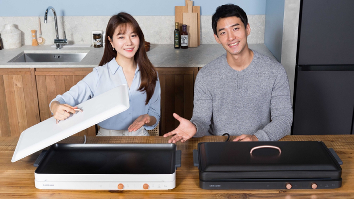 삼성전자가 집에서 요리와 홈파티를 즐기는 소비자를 위한 인덕션 ‘더 플레이트 (The Plate)’를 23일 출시한다. 삼성전자 모델들이 더 플레이트(The Plate) 제품을 소개하고 있다.