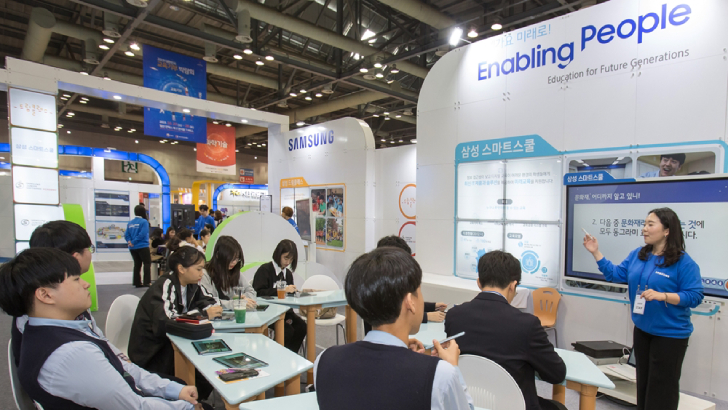 23일 일산 킨텍스에서 열린 ‘2019 교육기부 박람회’에서 학생들이 삼성전자 전시 부스를 방문해 다양한 교육 프로그램을 체험해보고 있다.