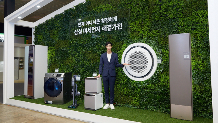 삼성전자가 25일부터 27일까지 서울 코엑스(COEX)에서 열리는 ‘에어페어2019(Air Fair 2019)’에 참가해 미세먼지 해결가전을 선보였다. 삼성전자 모델이 삼성 미세먼지 해결가전 라인업을 소개하고 있다.