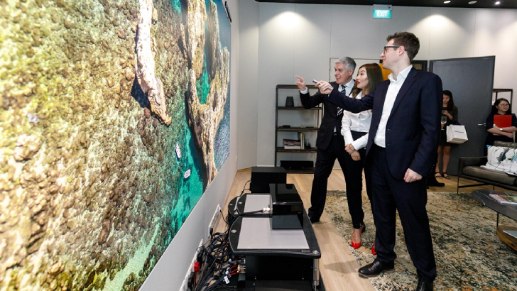 삼성전자가 24일(현지 시간) 전 세계에서 4번째로 싱가포르에 ‘더 월(The Wall)’ 체험용 쇼룸을 오픈했다. 현지 미디어, 거래선, 소비자들이 ‘더 월 럭셔리(The Wall Luxury)’를 체험하고 있다.