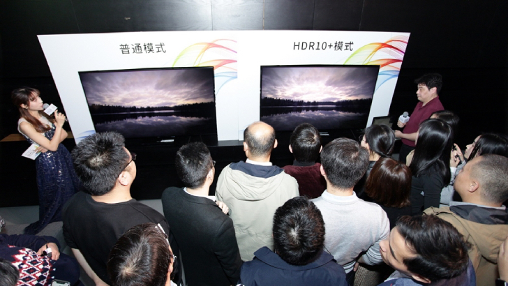 삼성전자가 24일(현지 시간) 중국 베이징에서 HDR10+ 세미나를 개최하고 여러 중국 업체들과 함께 HDR10+ 기술 확산에 나선다. ‘보통 방식’과 ‘HDR10+ 방식’화질을 비교시연 하고있다.