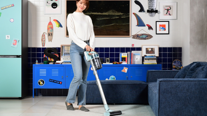 삼성전자 모델이 디지털프라자 강남본점 5층에 위치한 라이프스타일 쇼룸 #ProjectPRISM에서 삼성전자 무선 청소기 ‘삼성 제트’ 민트색 신제품을 소개하고 있다.